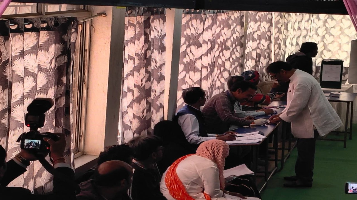 BREAKING: मुख्यमंत्री हेमंत सोरेन ने किया मतदान, पत्नी कल्पना सोरेन भी रहीं मौजूद