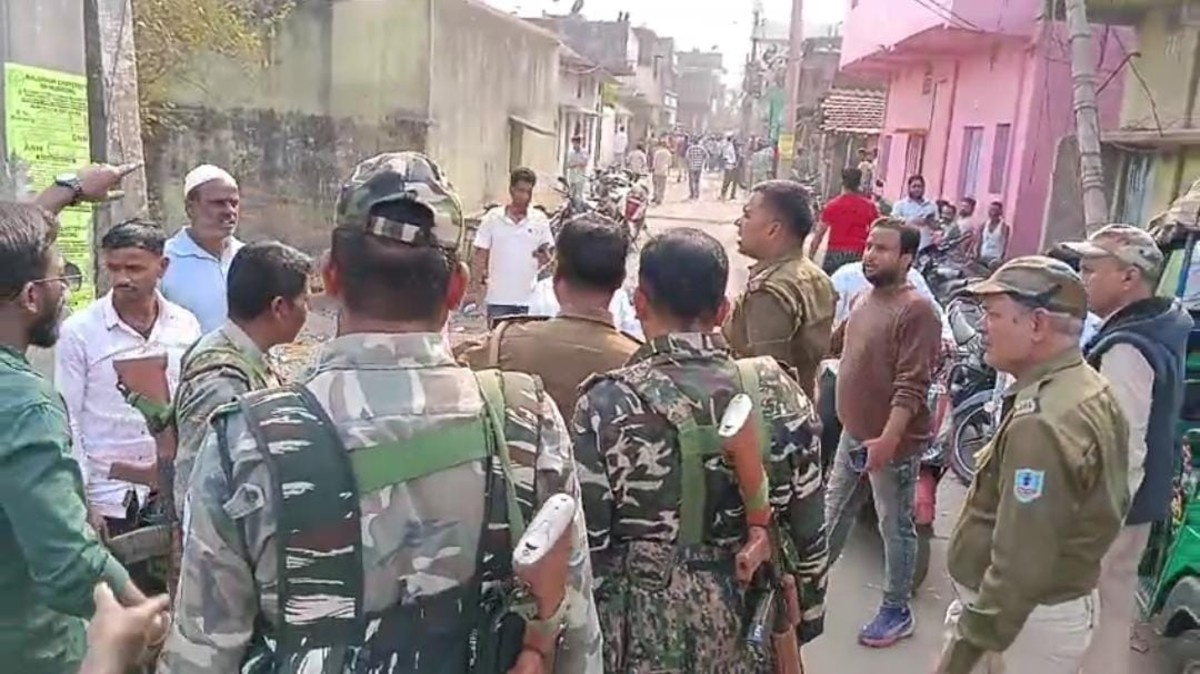 धनबाद नगर निकाय चुनाव में बोगस वोटिंग के आरोप ने बिगाड़ा चुनावी माहौल, पुलिस को करना पड़ा लाठीचार्ज