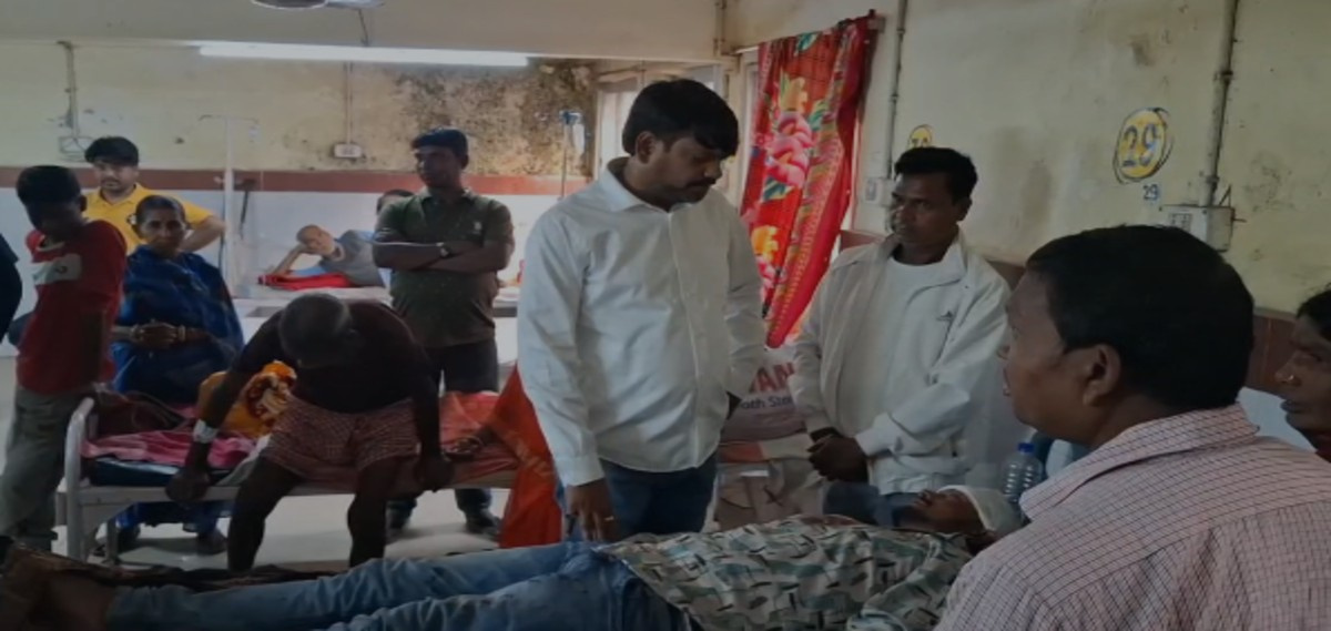 धनबाद : मतदान में हुए हिंसा के घायलों से मिले पूर्व विधायक संजीव सिंह