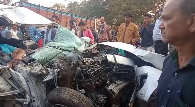 ट्रक ने कार को मारी टक्कर, कार चालक की  मौत, ट्रक ड्राइवर फरार