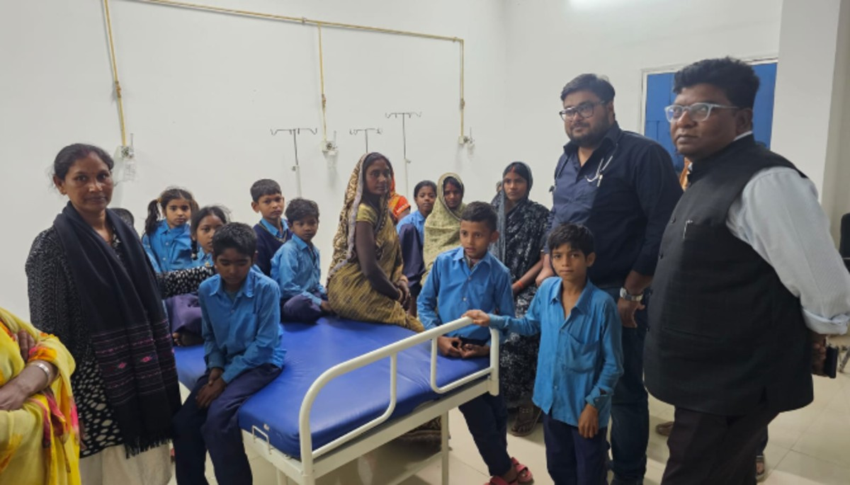 बाढ़ अनुमंडल के रामनगर दियारा में स्कूली बच्चों की बिगड़ी तबियत