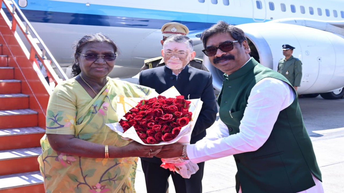 बड़ी खबर: रांची पहुंचीं राष्ट्रपति द्रौपदी मुर्मू, राज्यपाल और सीएम ने किया एयरपोर्ट पर स्वागत