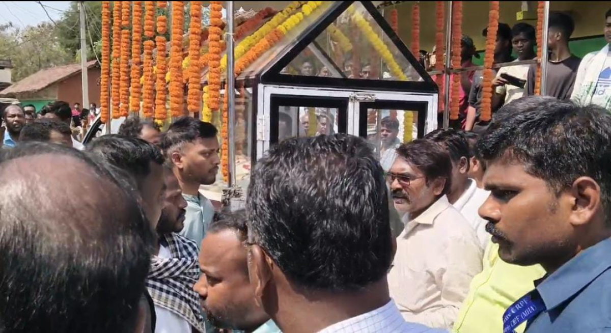 BREAKING:सरायकेला के झिल्लिंगोरा पहुंचा पूर्व मुख्यमंत्री के पोते का पार्थिव शरीर, फूट-फूट कर रो पड़े चंपाई सोरेन