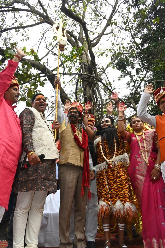 सीएम ने उठाया त्रिशूल तो हर-हर महादेव के नारे से गूंजा इलाका