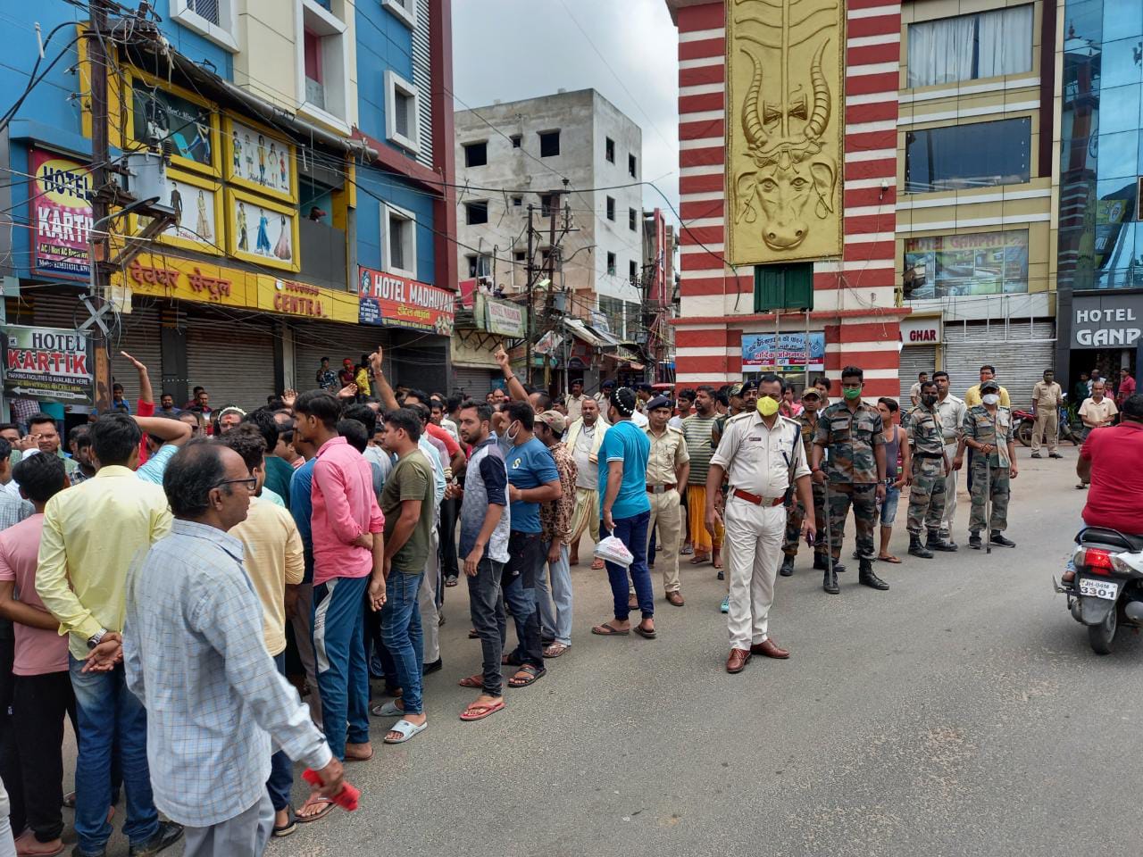 बाबा मंदिर खोलने के लिए पुरोहितों का धरना, देवघर बंद का किया गया आह्वान