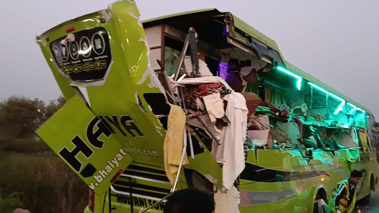 कैमूर में भीषण सड़क हादसा, ट्रक बस की टक्कर में 3 की दर्दनाक मौत, एक दर्जन से घायल