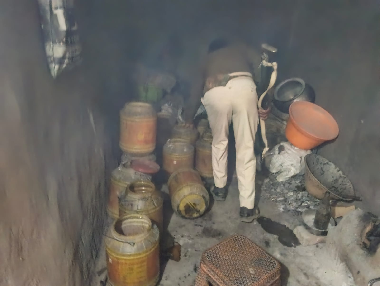 देवघर रेलवे स्टेशन के पास चल रहा था देसी शराब का कारोबार,उत्पाद विभाग ने की बड़ी कार्रवाई