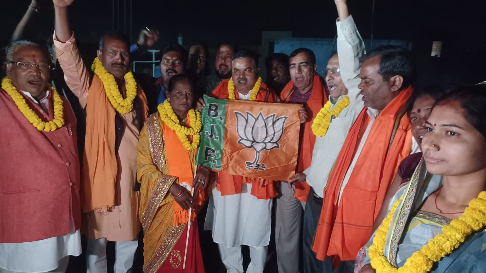 भाजपा ने बदला स्टैंड : बागी चिरकुंडा नगर परिषद अध्यक्ष  के घर पहुंचीं बीजेपी की टीम तो क्या हुआ --?