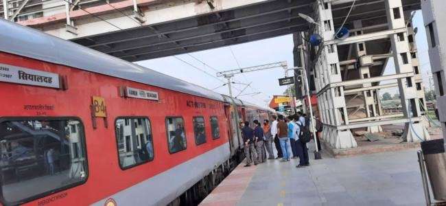पटरी पर लौटने से पहले ही रद्द हो गई अजमेर सियालदह सहित कई ट्रेनें, होली में यात्रियों की बढ़ेगी मुश्किलें