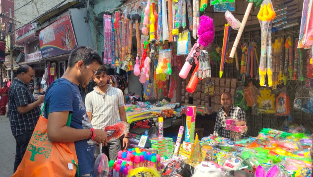 रंग, गुलाल, पिचकारी और मुखौटों से पटा देवघर बाजार