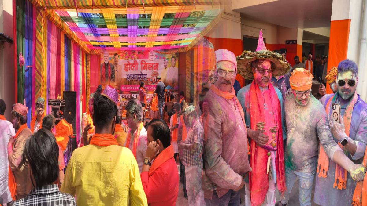 फगुआ के गीत पर झूम रहा झारखंड,भाजपा दफ्तर में नेताओं ने मनाई ऐसी होली