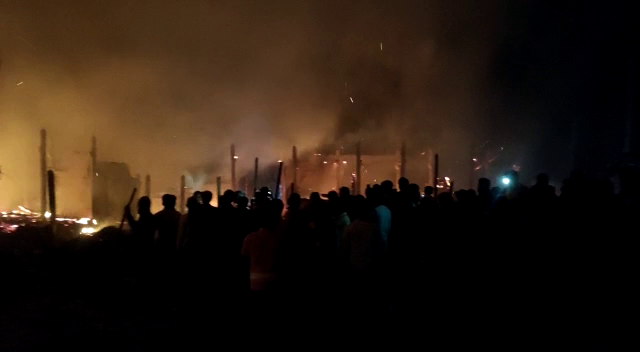 घर में सोए हुए थे गांव वाले, तभी लग गई भीषण आग, दर्जन भर घर खाक