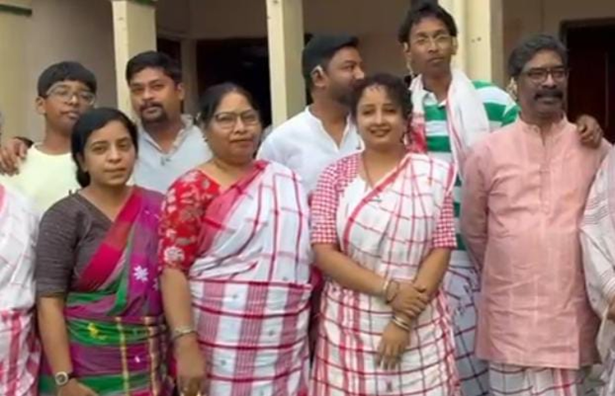 बहा पूजा में शामिल होने नेमरा गांव पहुंचे मुख्यमंत्री हेमन्त सोरेन, पूरे परिवार के साथ की पूजा अर्चना