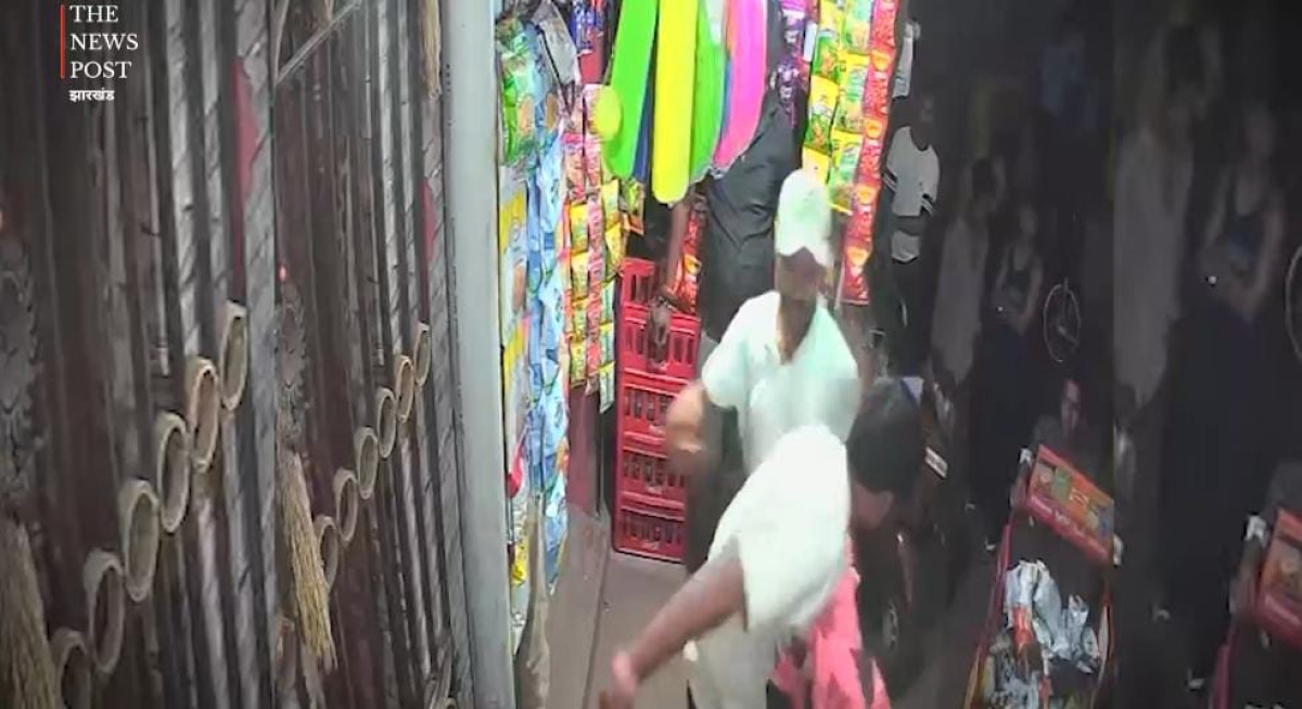 छोड़ दो भाई लेडीज है....खुलेआम महिला को थप्पड़ मारा, फिर साड़ी खोलने की भी कोशिश, देखे वीडियो