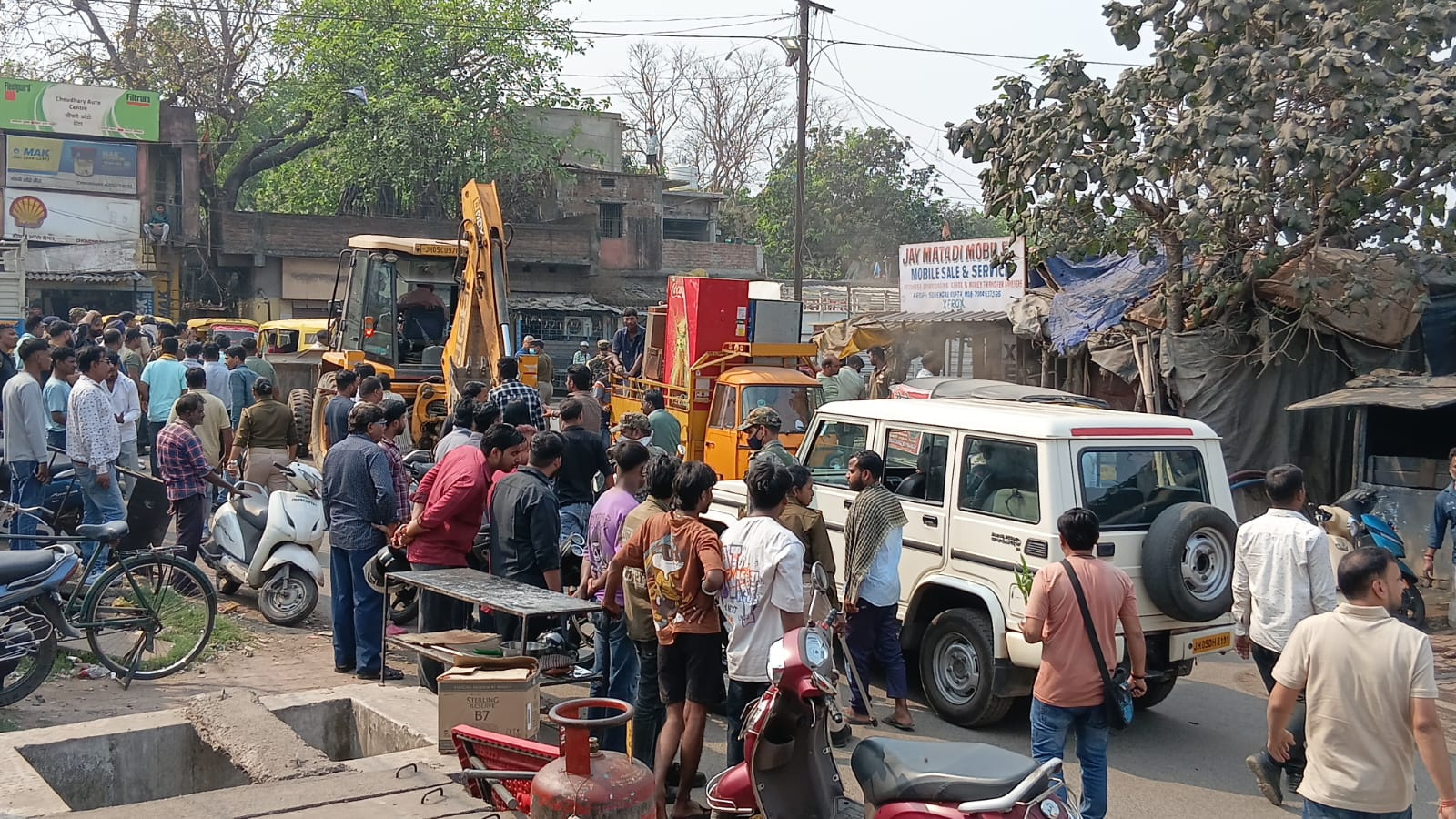 हाई कोर्ट के आदेश के बाद रेस हुई जमशेदपुर जिला प्रशासन, अतिक्रमण पर चला प्रशासन का बुलडोजर