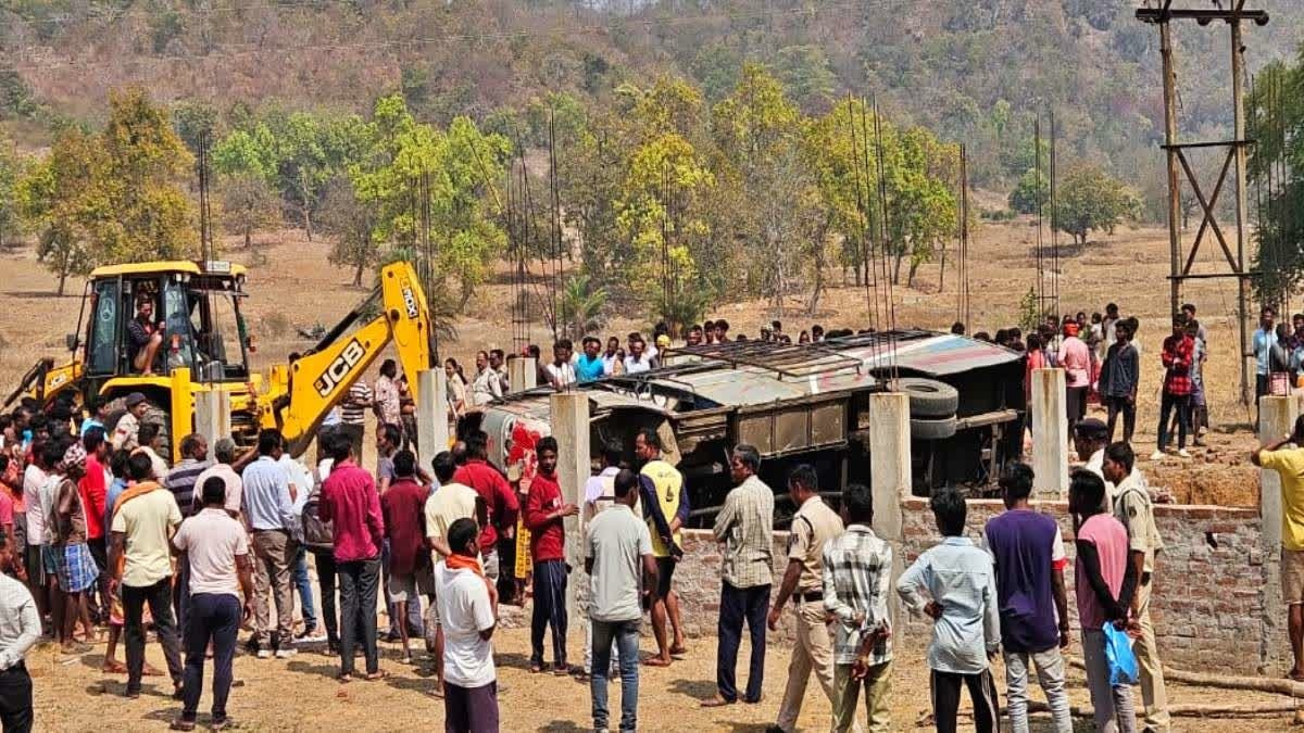 झारखंड छत्तीसगढ़ बॉर्डर पर हुआ बड़ा हादसा, बस पलटने से पांच की गई जान, 17 से अधिक घायल