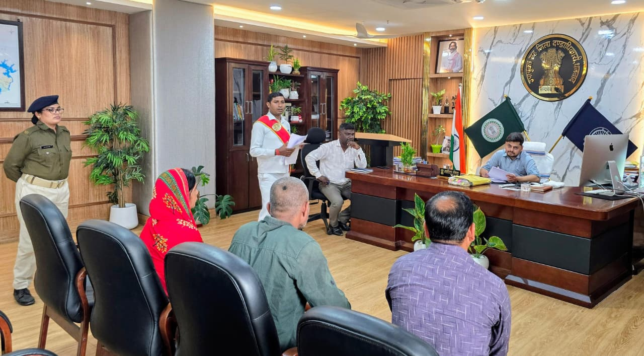 डीसी का जनता दरबार: हुजूर जमीन का मुआवजा नहीं मिल रहा, मदद कीजिये!