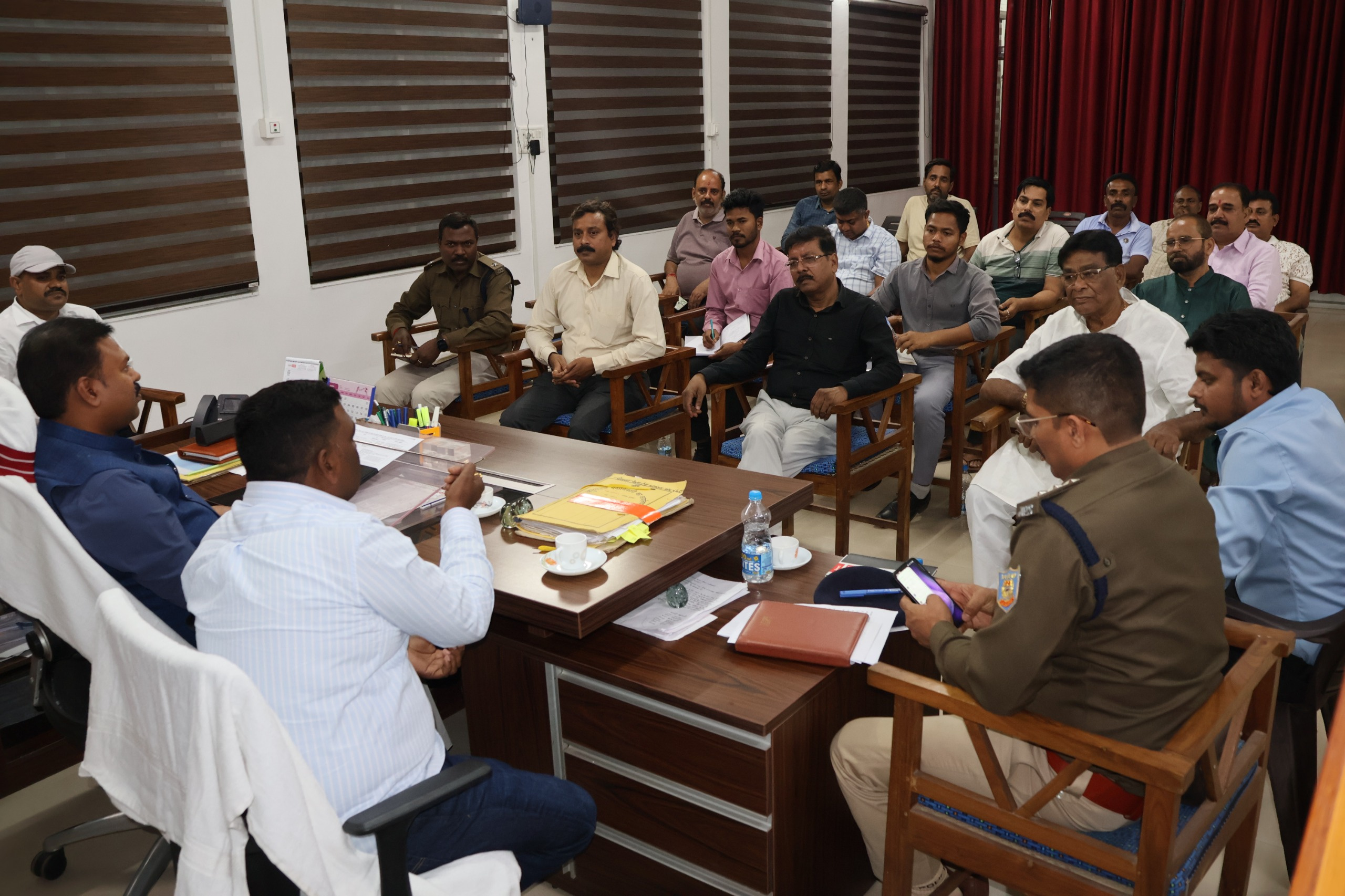 दुमका: ट्रैफिक व्यवस्था सुधारने को लेकर प्रशासन सख्त, SDO ने चैंबर ऑफ कॉमर्स के साथ की बैठक