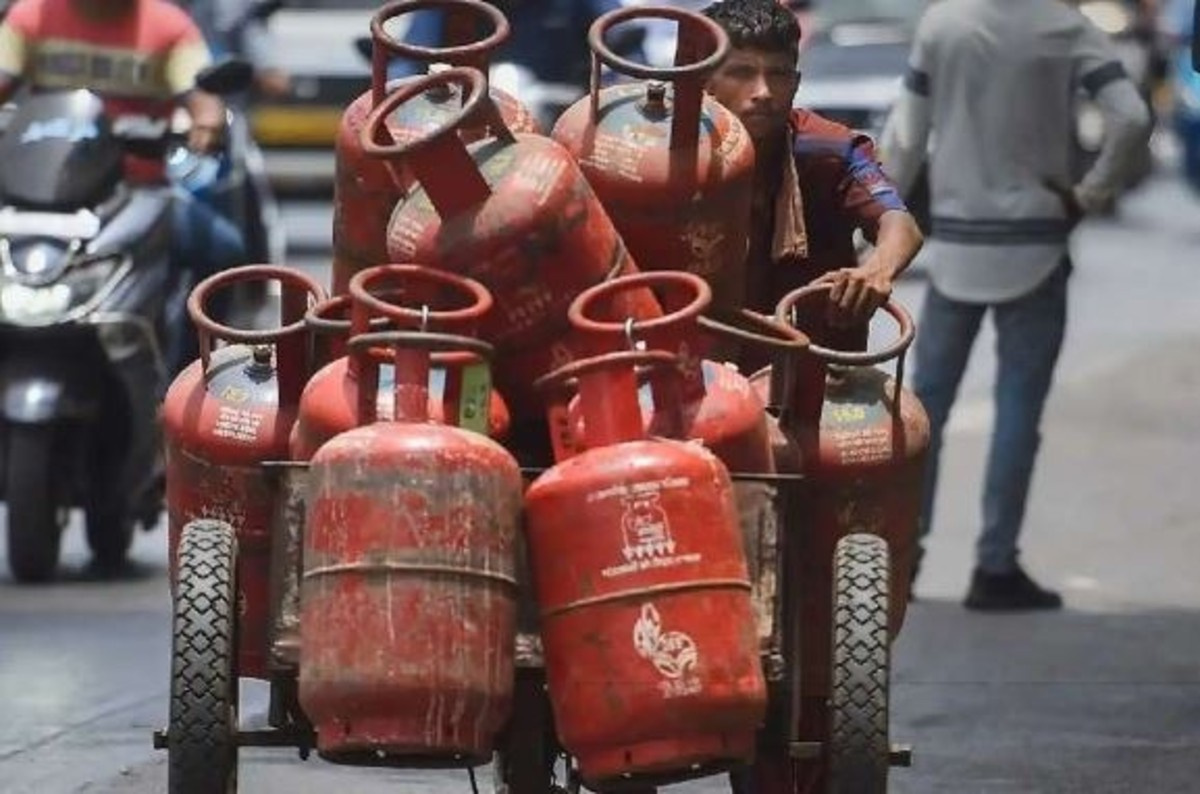 मिडिल क्लास वालों की जेब को लगा बड़ा झटका, बढ़ गए LPG सिलेंडर के दाम!