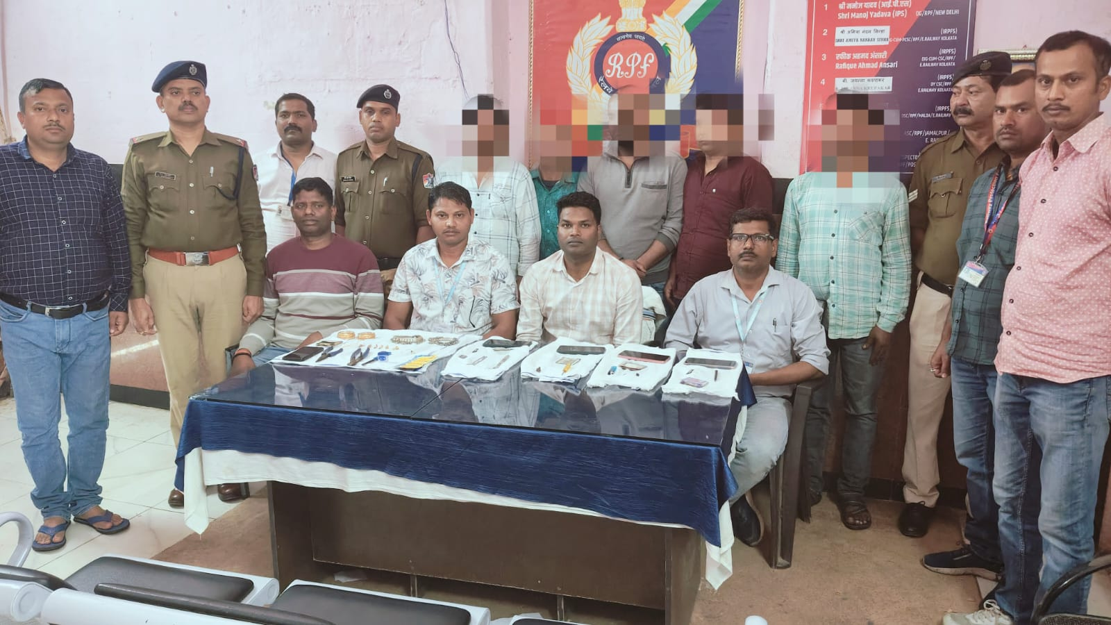 साहिबगंज के मालदा मंडल आरपीएफ की बड़ी कार्रवाई, 9.95 लाख के आभूषण व गांजा के साथ 5 को दबोचा