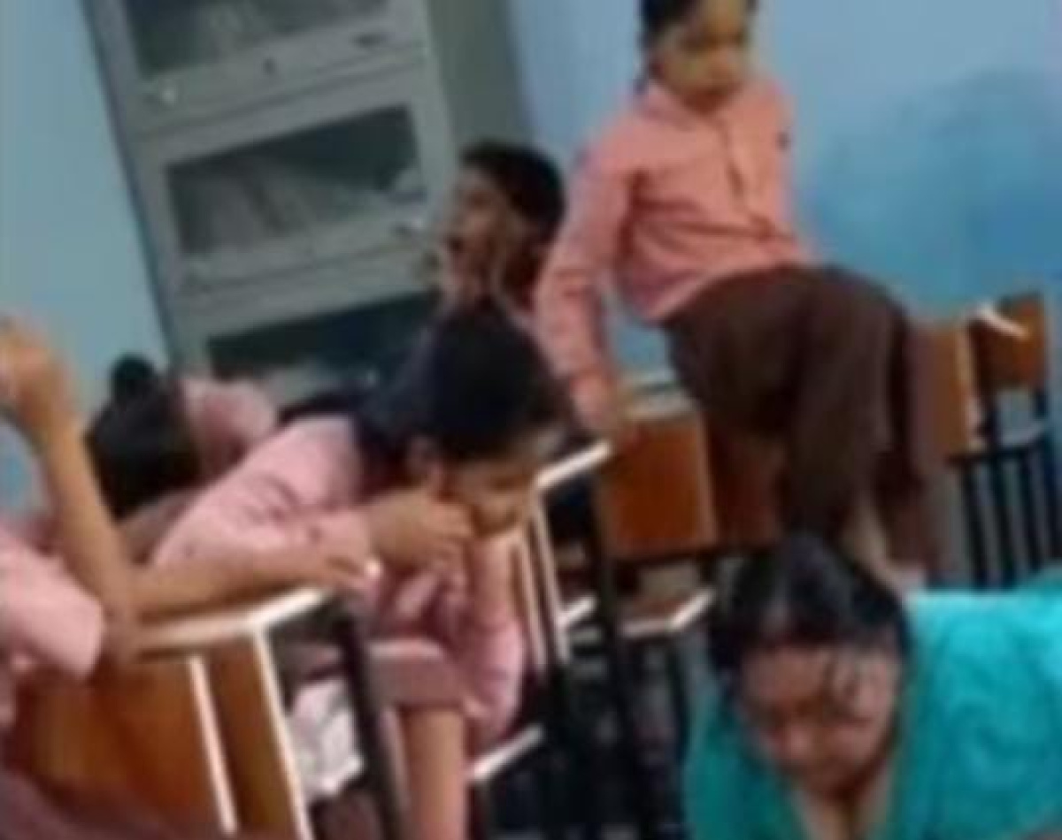 वाह क्या सीन है! मैडम जी ने क्लासरूम को बना दिया मसाज पार्लर और ज़मीन पर लेटकर बच्चों से करवाया शर्मनाक काम, देखिए