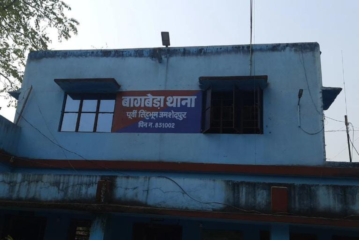 OMG ! ऐसा क्या हुआ कि पुलिस के सामने ही युवक ने काट ली गले की नस, पढ़े जमशेदपुर का हैरान करने वाला मामला