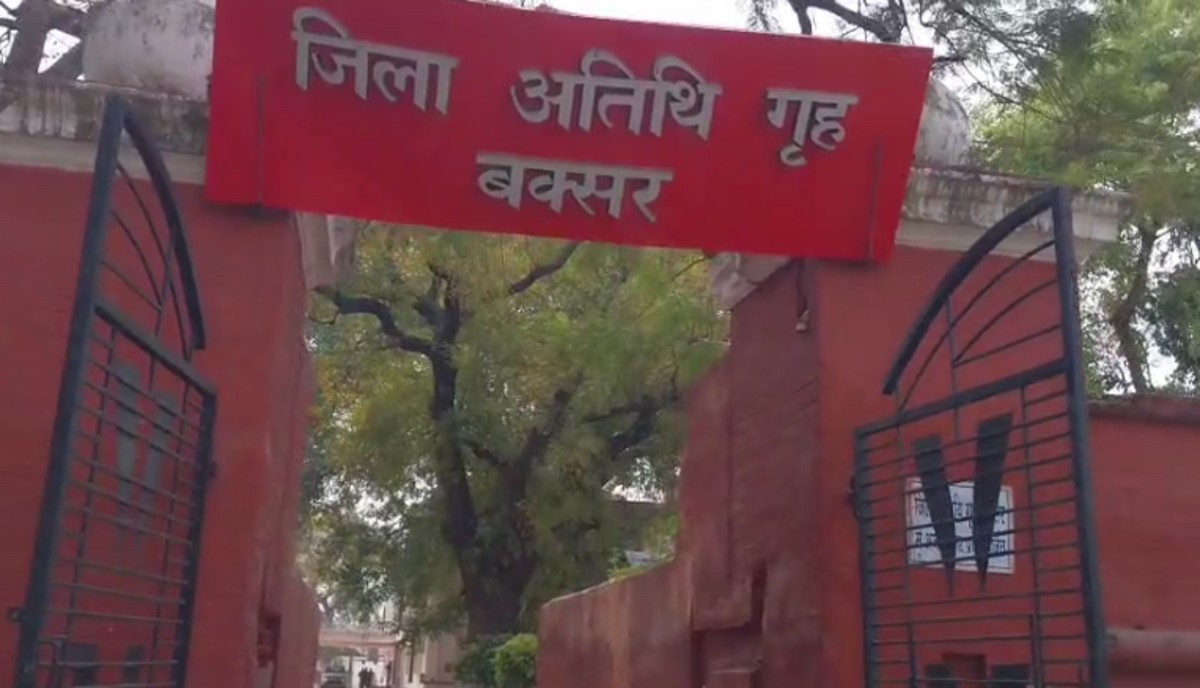 बक्सर के जिला अतिथि गृह में शराब बरामद, निजी मैनेजर गिरफ्तार