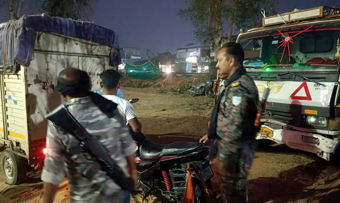 दुमका NH 133 पर भीषण सड़क हादसा : मिनी ट्रक की चपेट में आने से बाइक सवार दो की मौत