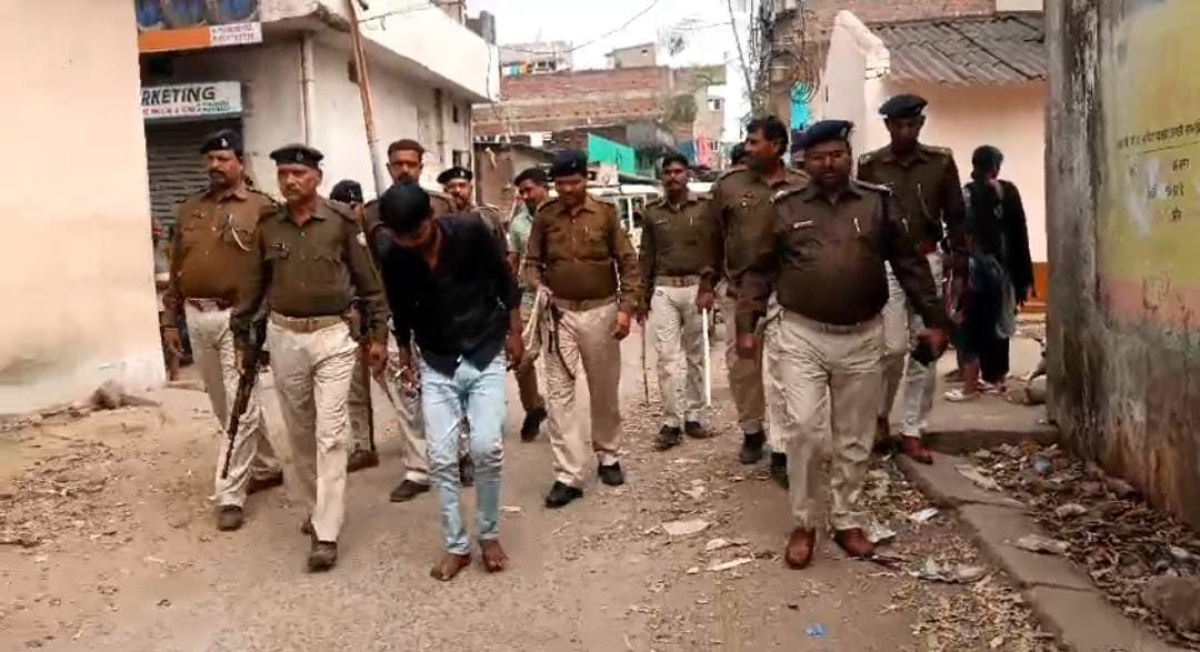 महिलाओं का अपमान बर्दाश्त नहीं करेगी जमशेदपुर पुलिस, महिला को पीटने और साड़ी खोलने के आरोपी को कराया परेड