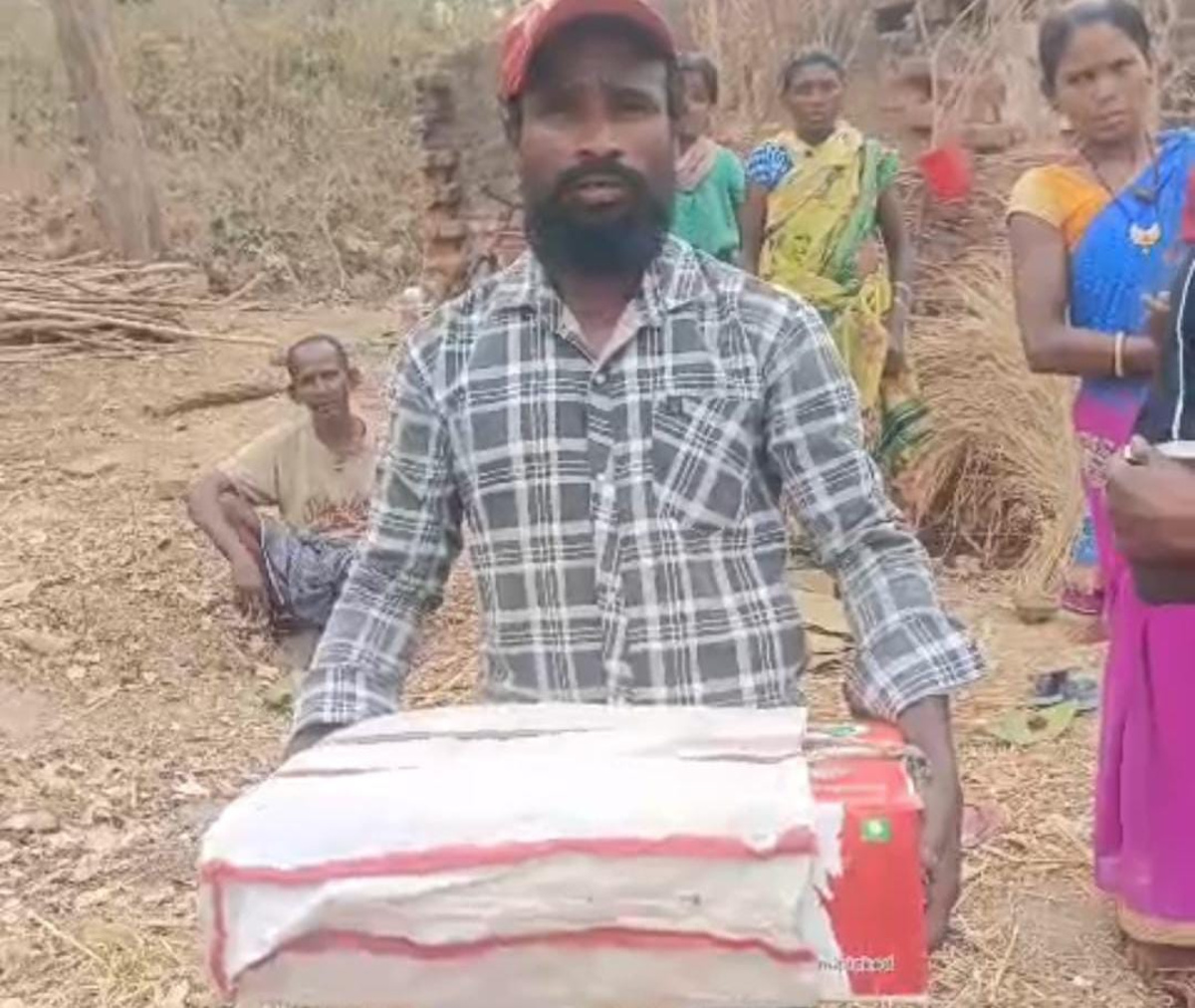 वाह रे झारखंड की स्वास्थ्य व्यवस्था, एंबुलेंस नहीं डिब्बे में लाया गया नवजात का शव