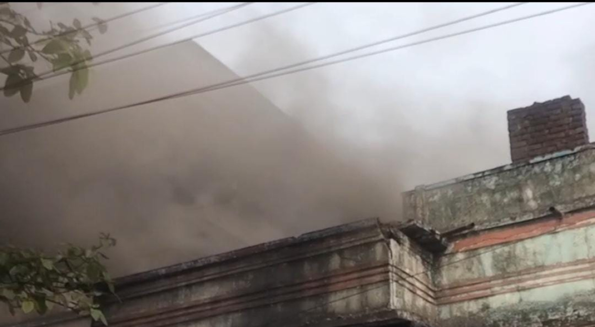 बड़ी खबर:धनबाद में सिलेंडर ब्लास्ट से लगी भीषण आग, लाखों की संपत्ति जली, एक झुलसा