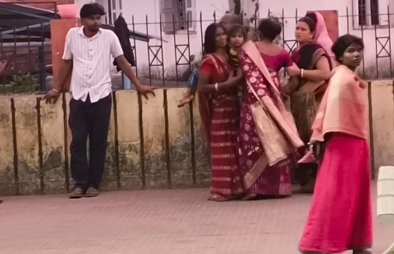 BREAKING:दो बाइक की आमने-सामने टक्कर में मासूम समेत दो की मौत, माता-पिता आंशिक घायल