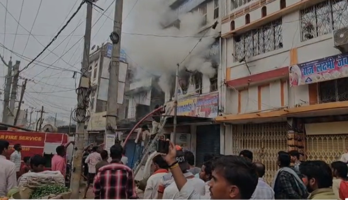ड्राई फ्रूट्स गोदाम का सामान जलकर राख, मोतिहारी के ढाका में लगी थी भीषण आग
