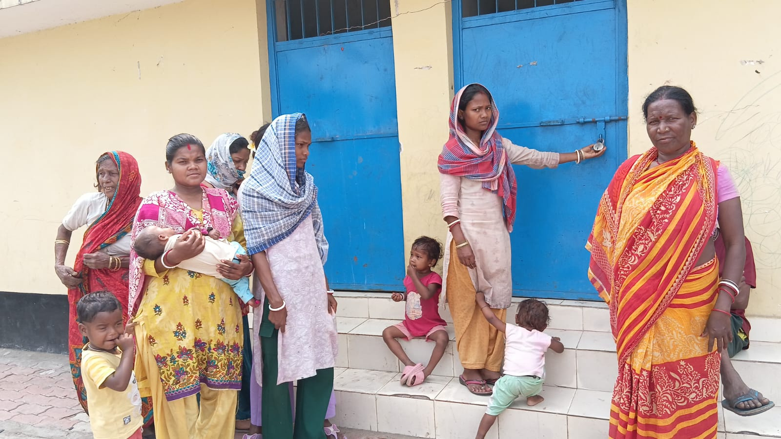 शौचालय है कि तिजोरी? गरीबो के लिए बनवाया गया शौचालय, फिर क्यों लटका दिया गया ताला, पढ़िए