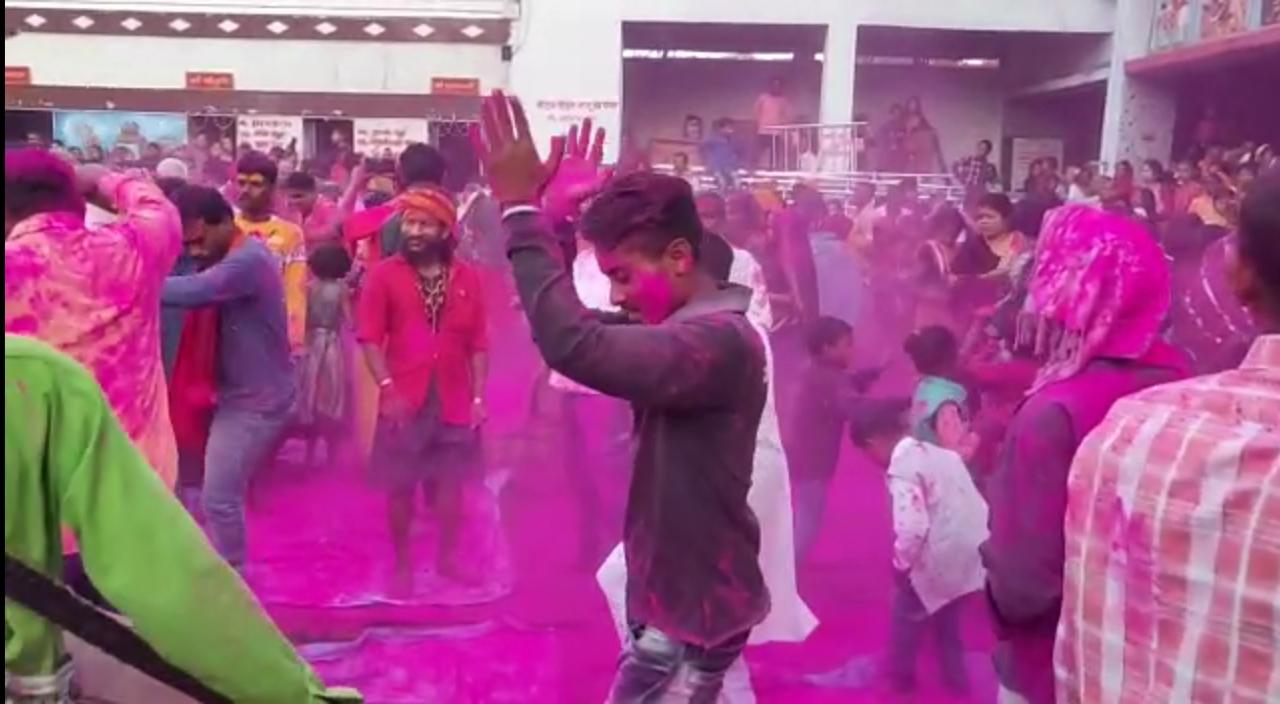 विवाह के बाद माता पार्वती के साथ भगवान शिव हुए विदा, बासुकी नाथ में भक्तों ने जमकर खेली होली