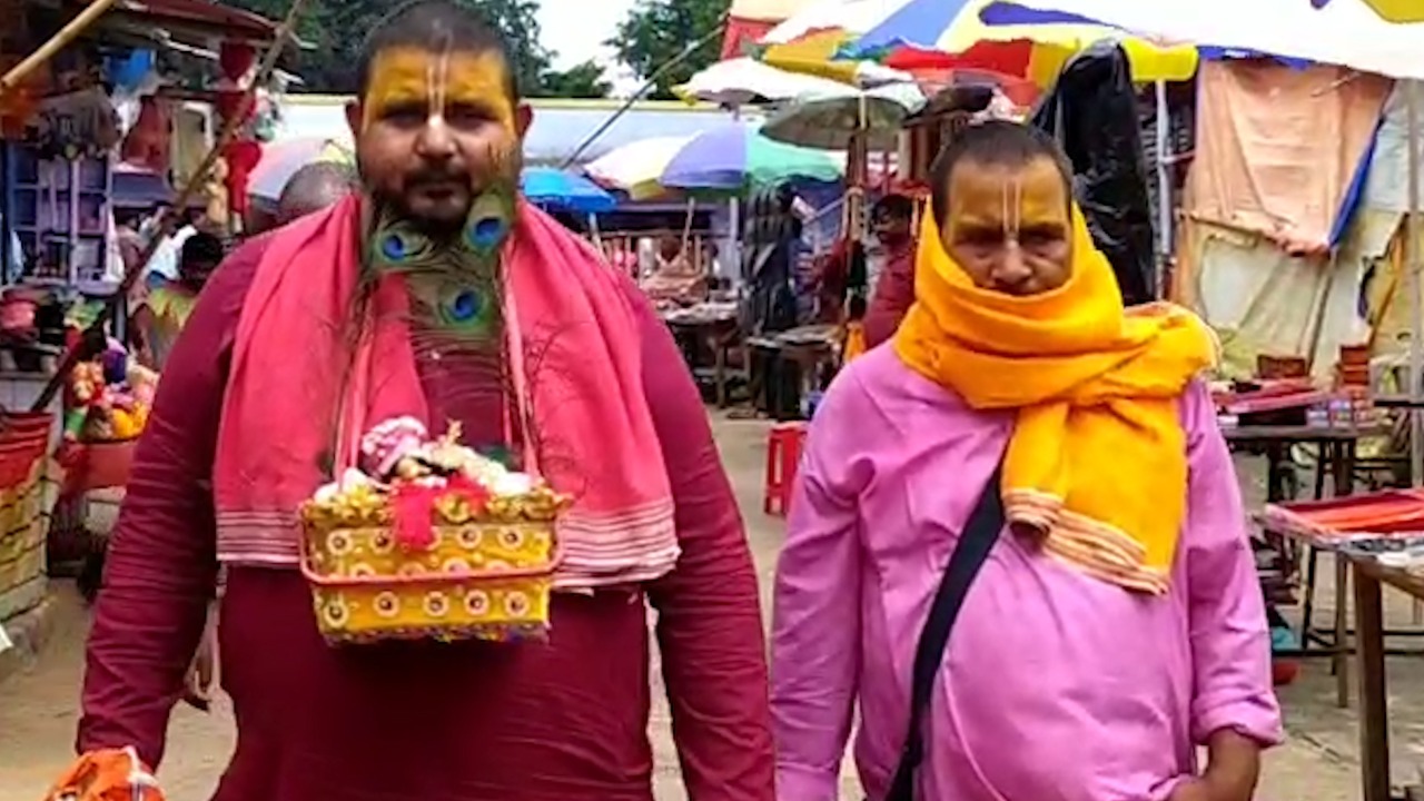 अनोखी कोशिश ! वृंदावन के कथावाचक श्री कृष्ण की प्रतिमा को गले मे लटकाकर कर रहें हैं भक्त और भगवान के बीच की दूरी को कम