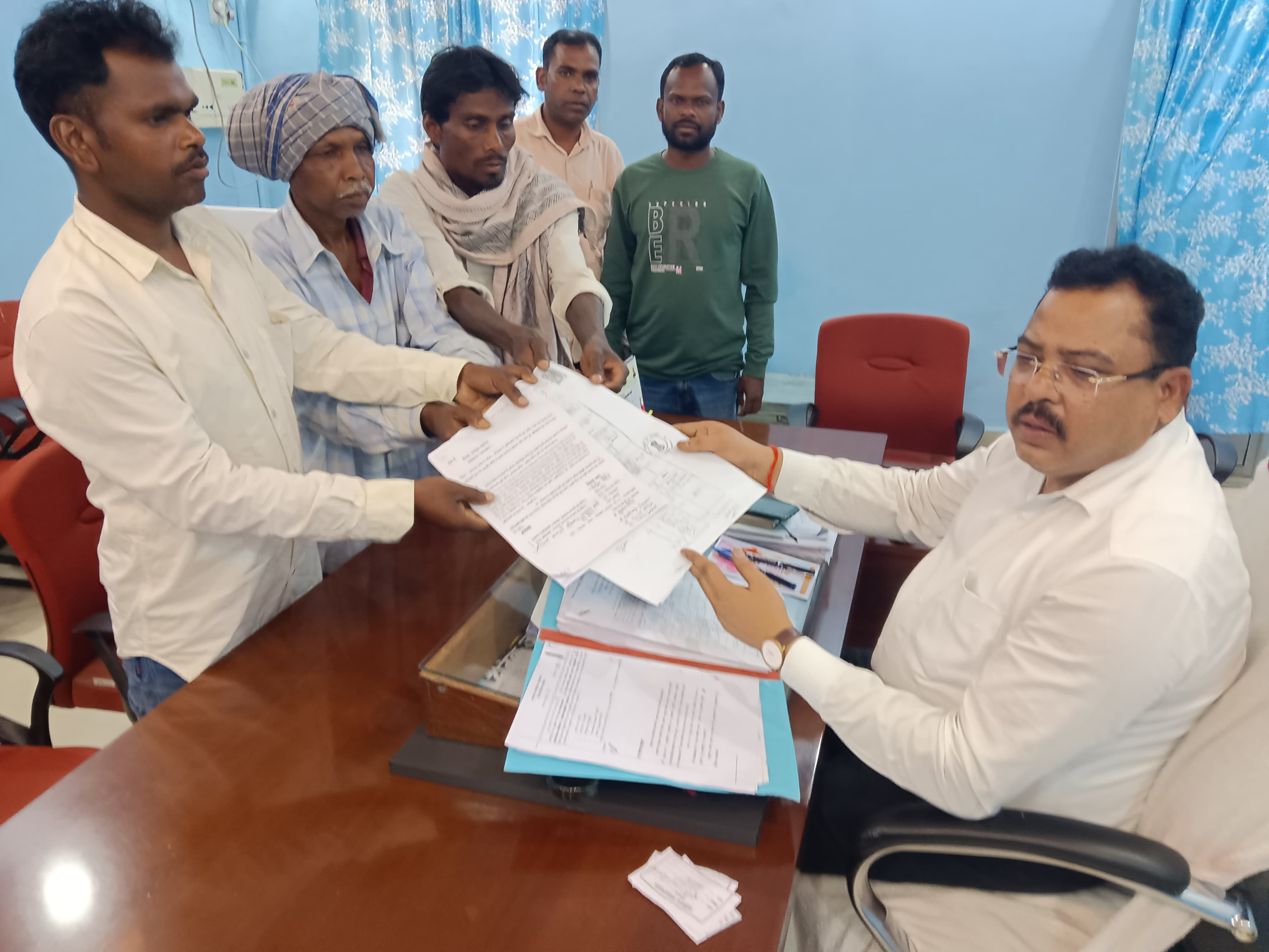 जमीन विवाद को लेकर पहाड़िया आदिवासियों ने जिला प्रशासन से लगाई गुहार, एडीसी ने दिया जांच का निर्देश