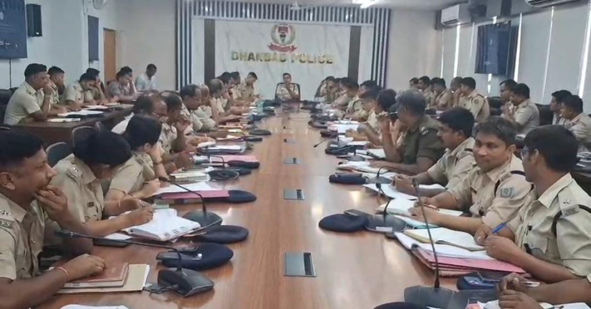 धनबाद एसएसपी ने की मासिक अपराध समीक्षा बैठक, कहा भगोड़े अपराधियों पर पुलिस की विशेष नजर