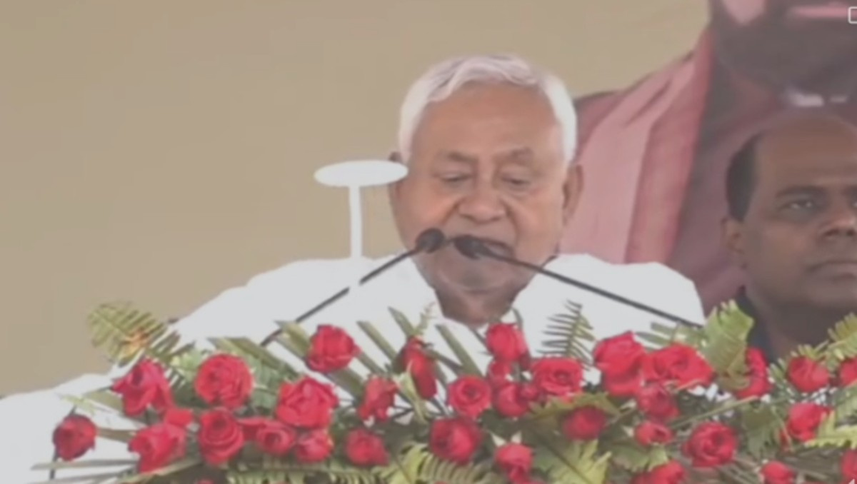 अररिया में नीतीश कुमार की जुबान फिसली, राबड़ी देवी को कहा लालू यादव की “बेटी”