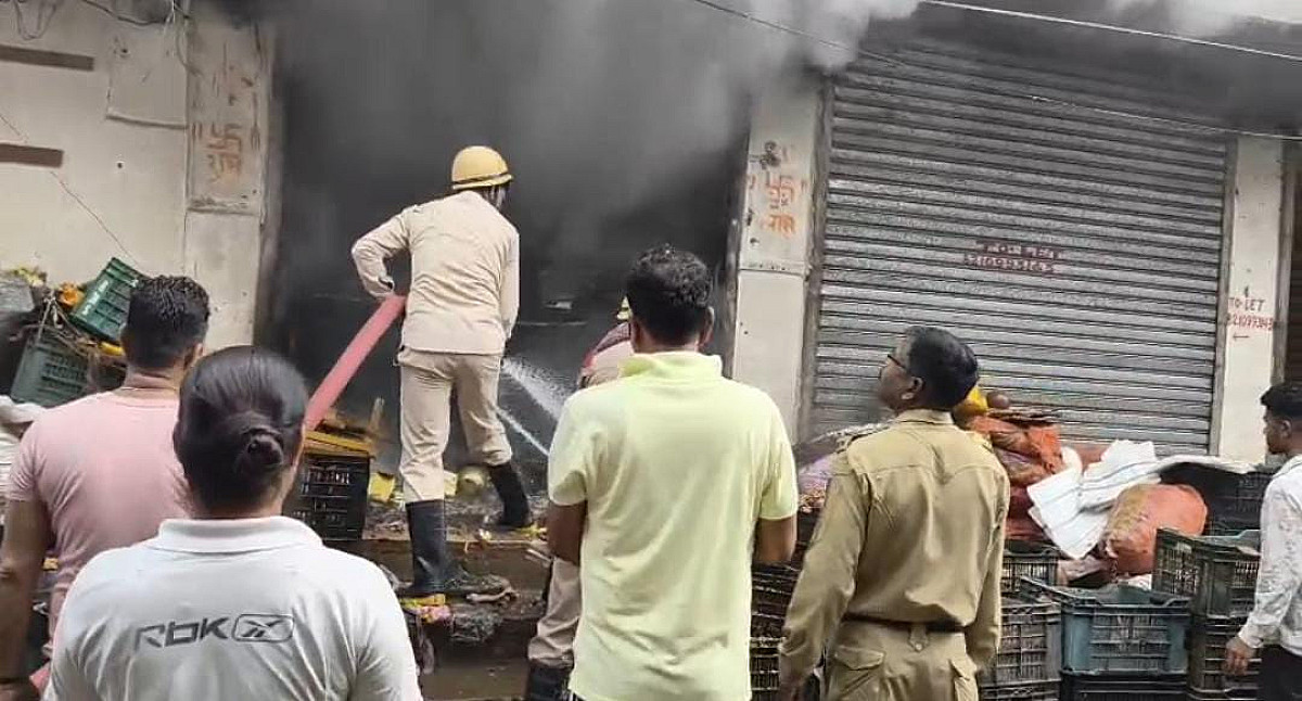 दुमका:टीन बाजार चौक स्थित पूजन सामग्री दुकान में लगी आग, लाखों की क्षति