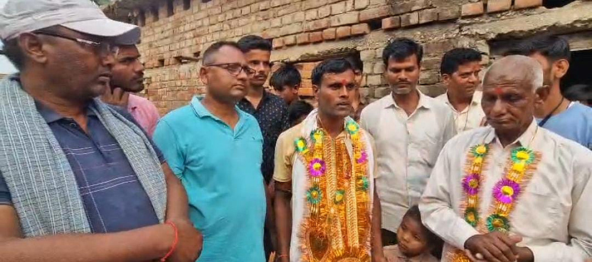 थ और त के फेर में खुद को मान लिया यूपीएससी टॉपर, सम्मान के बाद खुला मामला, दिल्ली फरार