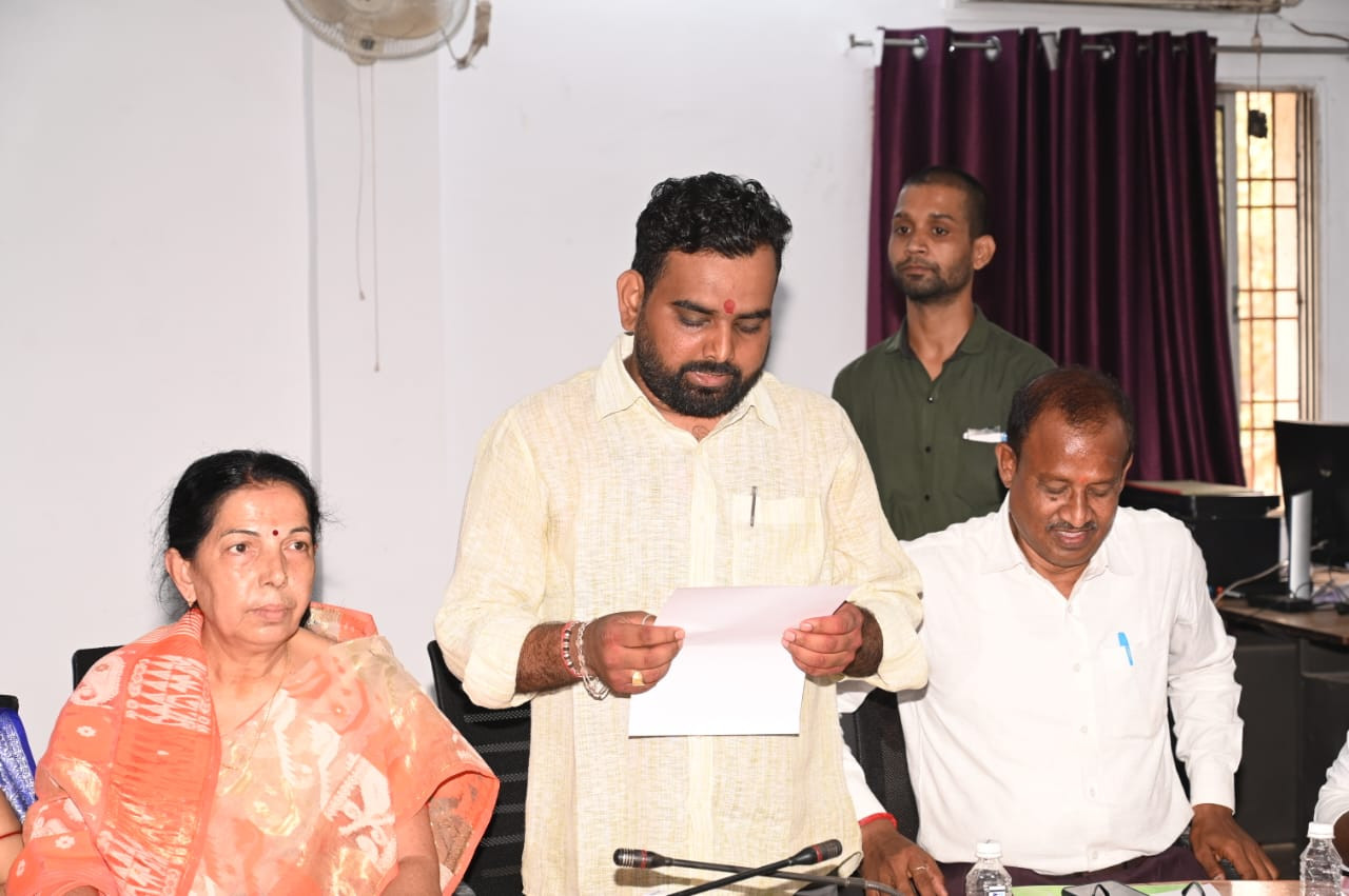 पाकुड़:बराबरी के वोट के बाद लॉटरी से तय हुआ फैसला, राणा ओझा बने पाकुड़ नगर परिषद के उपाध्यक्ष