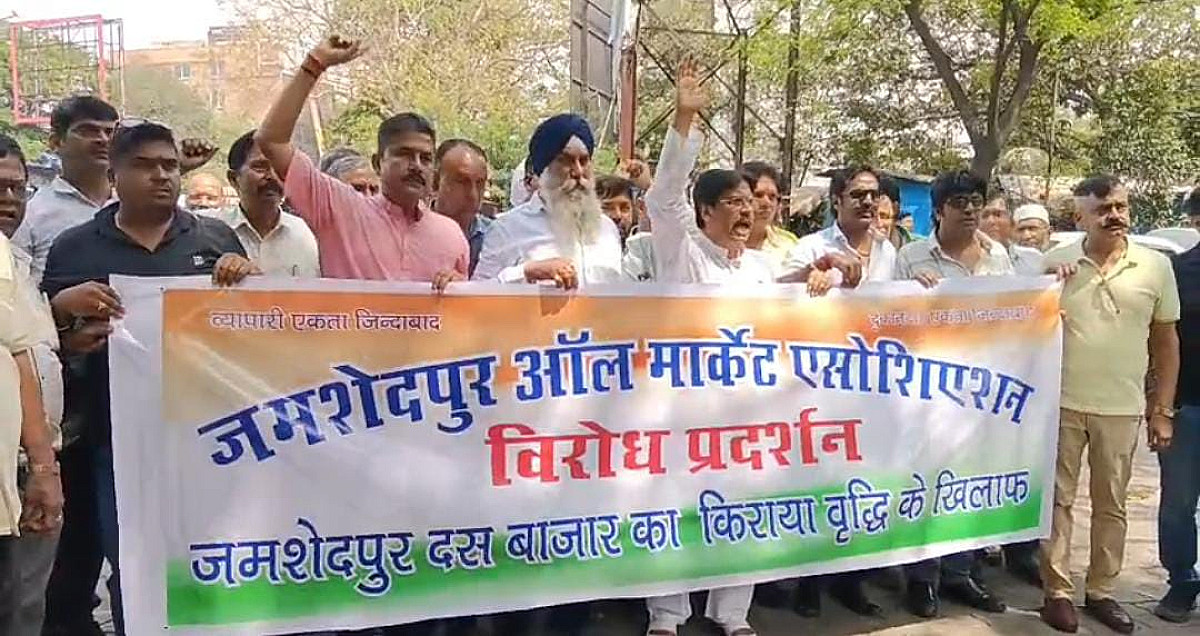 दुकानदारों ने किया जमशेदपुर नोटिफाइड एरिया कमिटी के कार्यालय पर जोरदार प्रदर्शन,पढ़े क्या हैं मांग