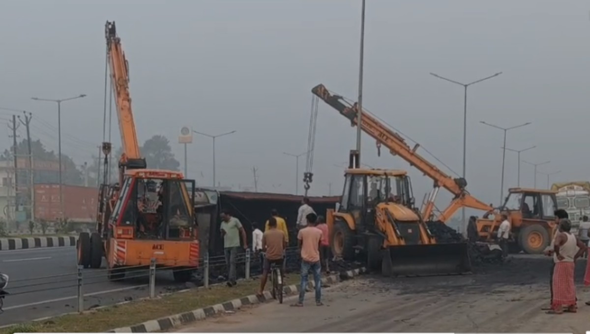 कोयले से लदा दो ट्रक पलटा, धनबाद में कोयला तस्करों पर काल बना शुक्रवार