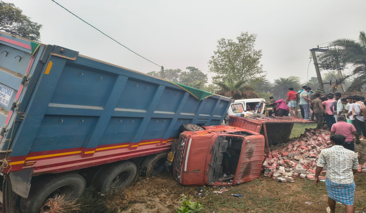 पाकुड़ में हाईवा और ट्रक में भिड़त, केबिन में फंसा चालक, हालत गंभीर