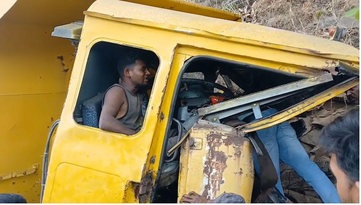 चुटुपालु घाटी में सड़क हादसा, पत्थर लदा हाईवा चट्टान से टकराया, केबिन में फंसा ड्राइवर