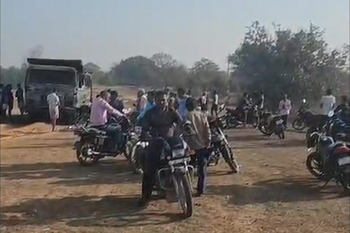 गिरिडीह:वृद्ध महिला को हाइवा ने मारी टक्कर, मौत के बाद ग्रामीणों ने हाईवा को किया आग के हवाले