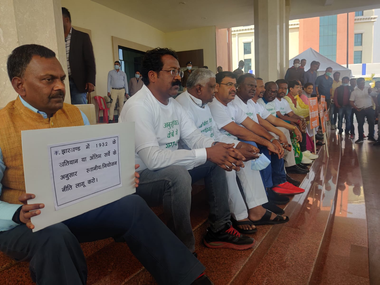 सरकार अपनी, विधायक अपने, फिर भी धरना पर माननीय