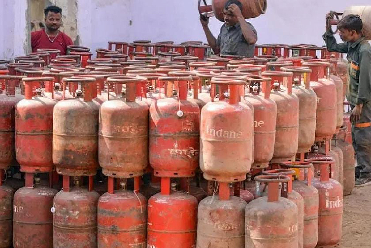 घर में कितना LPG सिलेंडर भरवा कर रख सकते है आप, जान लीजिए वरना कालाबाजारी में हो सकती है जेल