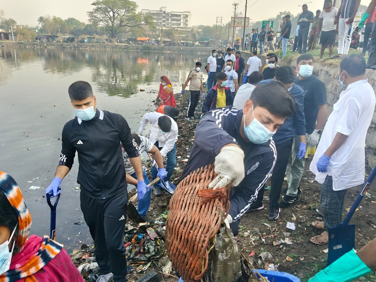 हम बदलेंगे तो बदलेगा धनबाद : बड़े -बड़े अधिकरियों ने थामा कुदाल -टोकरी तो कैसे हुई एक पवित्र काम की शुरुआत !!